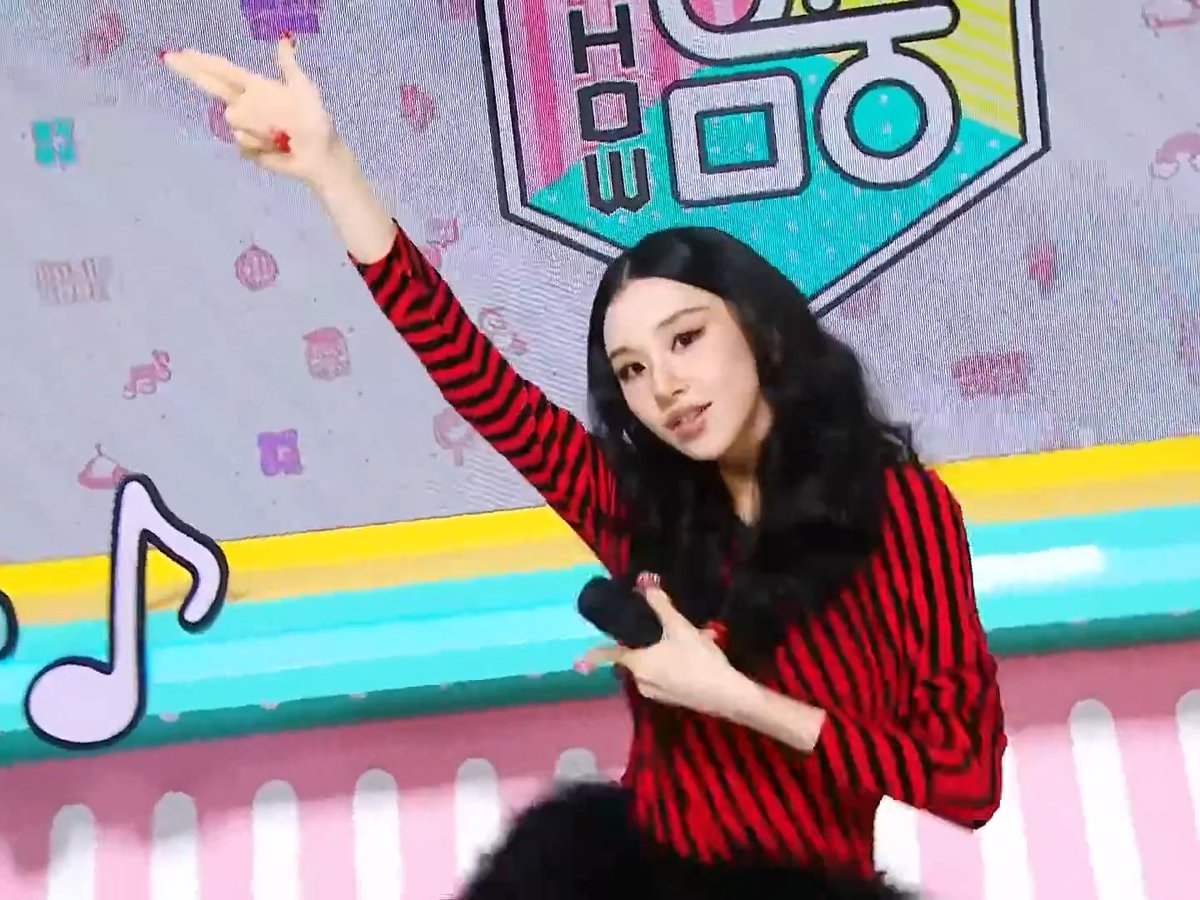 Chaeyoung showing off the SHOOT (Firecracker) point choreo