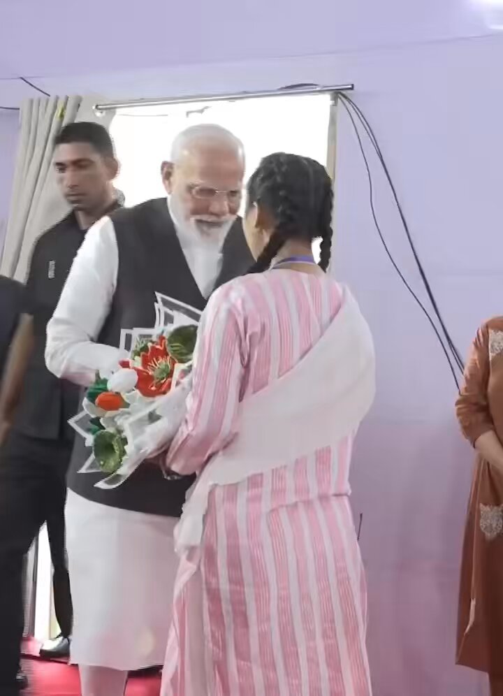 मणिपुर में बड़ों के साथ बच्चों के वोट की भी चोरी राहुल गांधी तुम संघर्ष करो देश की जनता मोदी के साथ है मोदी जी चमचों को जलाने का कोई मौका नहीं छोड़ते