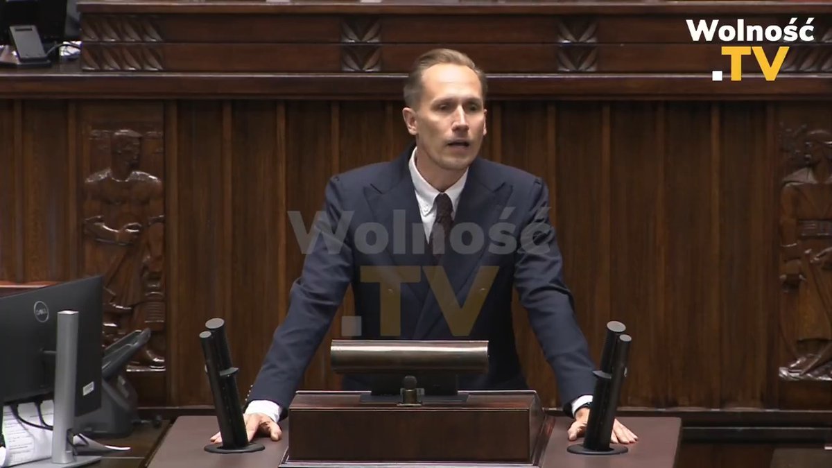 HOŁOWNIA WYŁĄCZYŁ MIKROFON BERKOWICZOWI, GDY MÓWIŁ O CHARLIEM KIRKU! 🔴 Konrad Berkowicz: Przed chwilą zostało ZAGŁUSZONE wystąpienie nt. zamordowanego Charliego Kirka - to jest absolutnie SKANDALICZNE, chodź nie aż tak jak to, że europosłowie Lewicy i KO podczas upamiętnienia jego nie wstali w Parlamencie Europejskim! Kirk przekonywał całe rzesze ludzi do tego, że wbrew ideologii gender są dwie płcie, że... (Hołownia WYŁĄCZA mikrofon!) Konrad Berkowicz Konfederacja