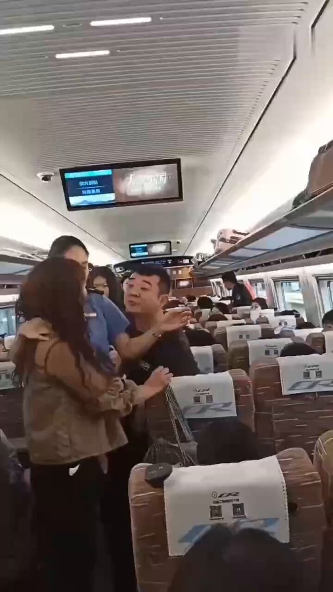 高铁上的中蛆口水擂台大战🤣!
