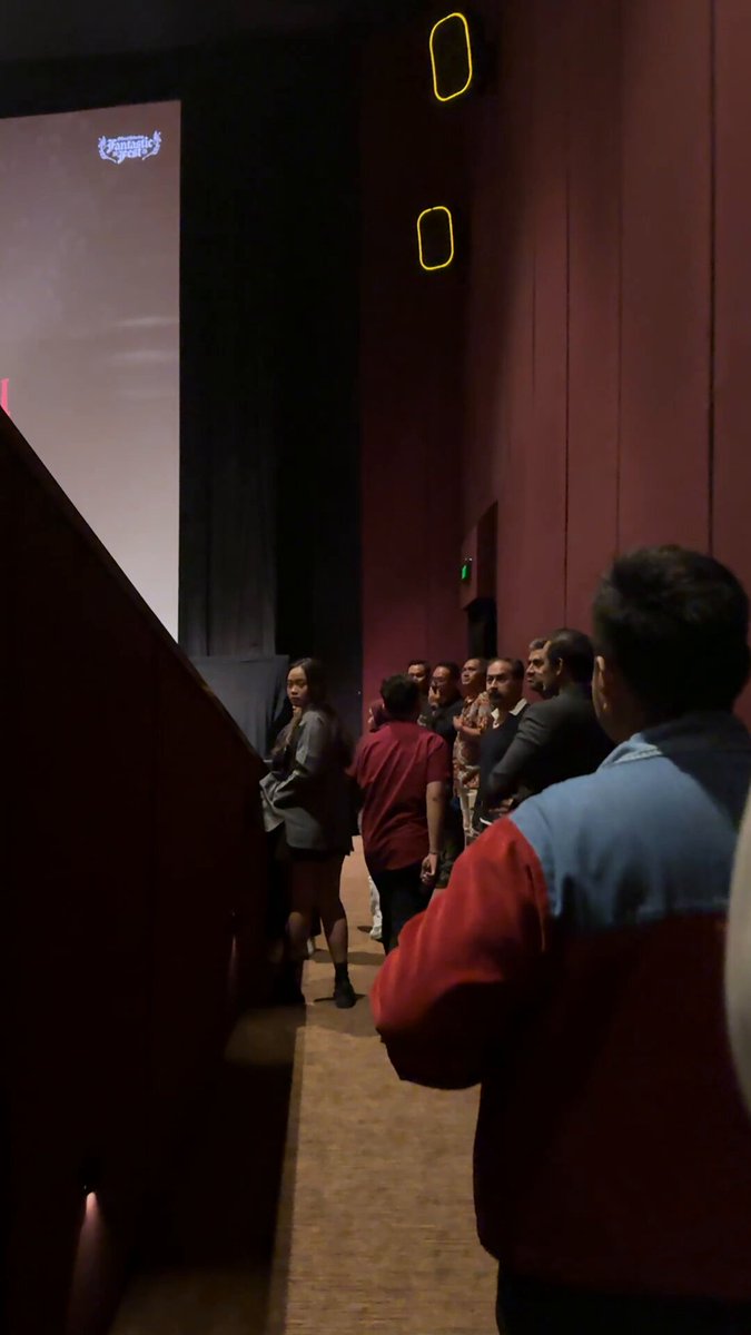 Semalem jadi saksi mata Ibo diusir dengan rapih dan kondusif dari gala premiere film Dia Bukan Ibu oleh Mami Sry Sry Mulyana MVP didampingi dan didokumentasikan Elki dan Bubu Poplicist. Mami Sry MVP kau sungguh juara! 🫵🏻🍿😹 #Best