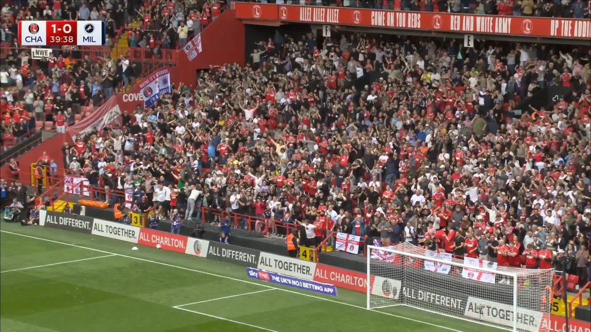 SOUND ON! 🔉 Sonny Carey’s thunderous volley lights up The Valley for Charlton Athletic! 🤩