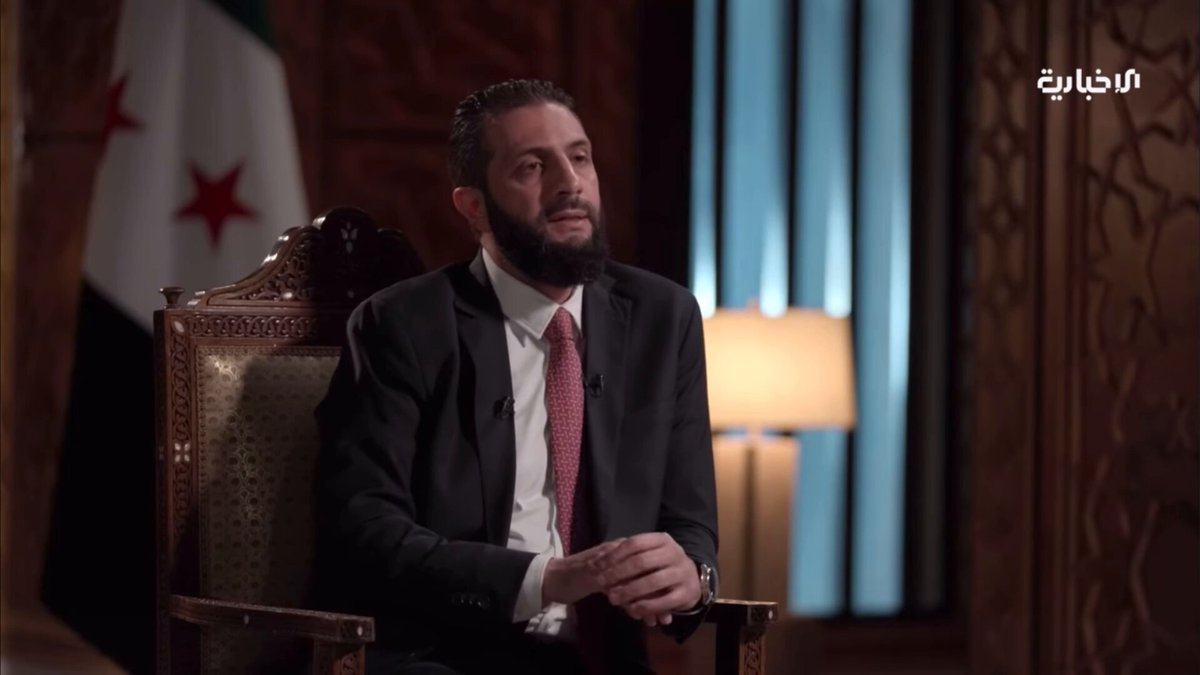 Şam’daki idarenin başkanı Ahmed Şara ne kadar Suriye Kürdistan Bölgesi’ne karşı ise aynı şekilde Irak Kürdistan Bölgesi’ne de karşıdır. Ahmed Şara açıkça isim vererek Irak Kürdistan Bölgesi’nde 2017’de yapılan bağımsızlık referandumunun “iflas” ettiğini de söylüyor ama Rûdaw sanki Ahmed Şara sadece Rojava’daki Kürlere karşı konuşmuş gibi haber yapıyor. Ahmed Şara ve Suriye devleti de aynen Irak, İran ve Türkiye yöneticileri gibi Kürtlerin kendi federal bölgelerine ya da bağımsız devletlerine sahip olmalarına karşıdır. Zaten Türk devleti yöneticileri defalarca Irak Kürdistan Bölgesi’ndeki federasyona da karşı olduklarını açıkladılar ve orda bir hata yaptıklarını söylüyorlar. Ahmed Şara’ya göre Suriye Kürdistan Bölgesi’ndeki federal bir çözüm de “bölücülüktür” ve ona göre Kürtler “Arap vatanında” dağınık olarak bazı yerlerde yaşıyorlar, hepsi o. Ahmed Şara’ya göre Kürtler sadece merkezi Arap devletinin basit vatandaşları olabilirler.