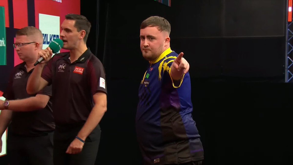 DOUBLE DOUBLE! Majestic from Luke Littler! The reigning champion follows up a 120 checkout with a brilliant double-double finish to move a leg away from victory against Simon Whitlock! 📺 #WSODFinals | R1