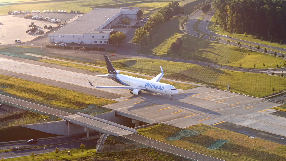 Taxiway U is now open at CLT! The new South Crossfield Taxiway connects the central and east sides of the airfield and features a bridge over Yorkmont Road. ✈️ It also improves de-icing operations and gives aircraft direct taxi access from the de-icing pad to both Runways 36R and 36C.