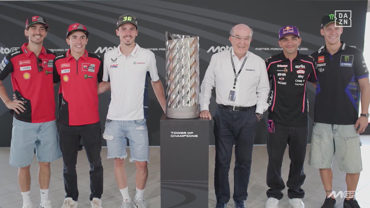 Le dicen a Marc que da la vuelta entera al trofeo, que mire dónde poner la placa… La reacción de todos los campeones de la parrilla al conocer el nuevo trofeo de MotoGP #SanMarinoGP 🇸🇲 #MotoGP 🏁