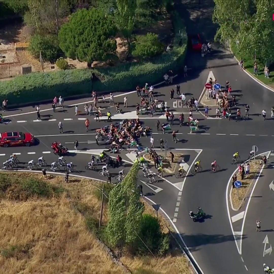 Les perturbations continuent sur #LaVuelta25 : des manifestants pro-palestiniens bloquent la route à un carrefour, le peloton tente de se frayer un chemin... #LesRP
