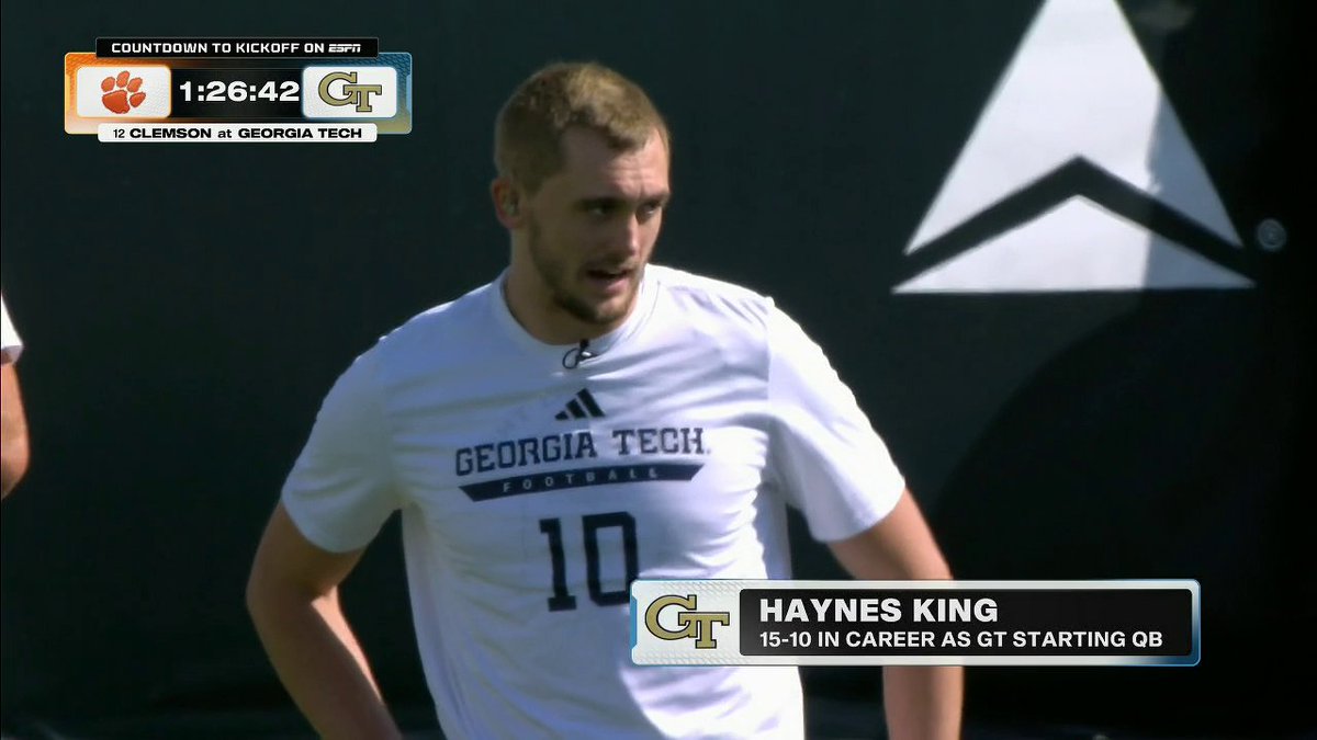 Mid-warmup, mic on 🎤 Haynes King just delivered a College GameDay classic 🔥