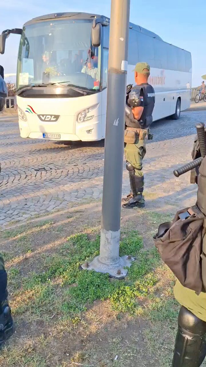 Evo autobusi Krste Januševića iz Priboja dovode novosađane na skup u Novom Sadu. Dalek je to put!
