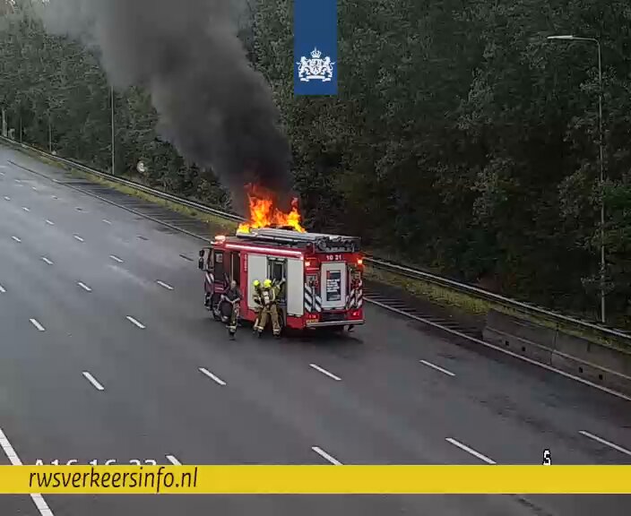 ⛔️ | De #A16 is dicht tussen knp. Terbregseplein en Rotterdam-Kralingen door een brandend voertuig. Ook de aansluitende verbindingswegen vanuit Gouda en Hoek van Holland (#A20) richting Breda zijn hierdoor dicht. De brandweer is op dit moment druk bezig met de bluswerkzaamheden.