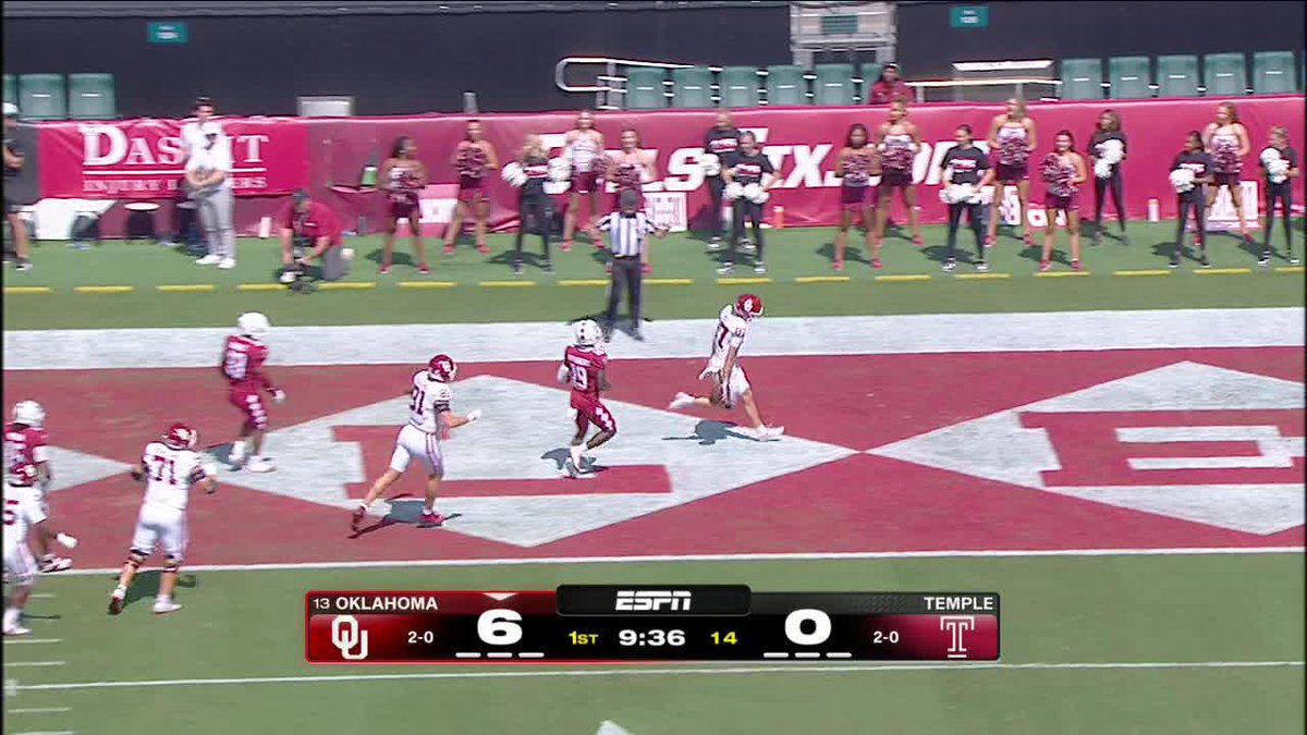 No-look jump pass for the two-point conversion 🔥