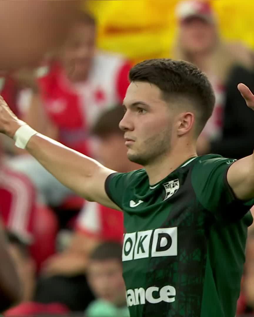 Tohle mi hrozně připomíná ten přímák Tijaniho v derby proti nám. Akorát s tím rozdílem, že se tady trefil do brány.