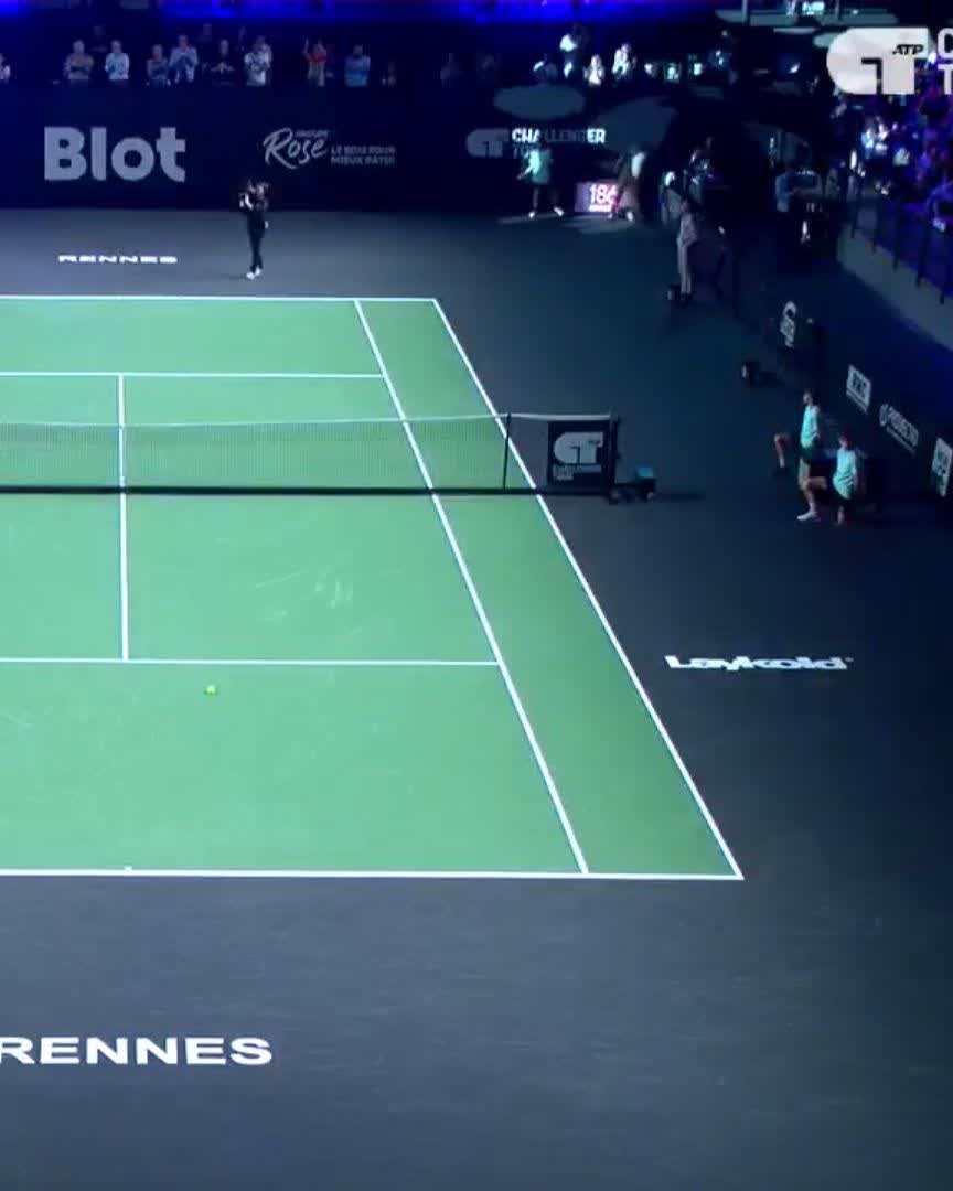 Stan Wawrinka s’est qualifié en finale du Challenger de Rennes. 🔥🇨🇭 Il affrontera Hugo Gaston 🇫🇷 pour décrocher son premier titre depuis le Challenger de Prague en 2020. ⚔️ À 40 ans, il deviendrait le joueur le plus âgé à remporter un Challenger. 🍷