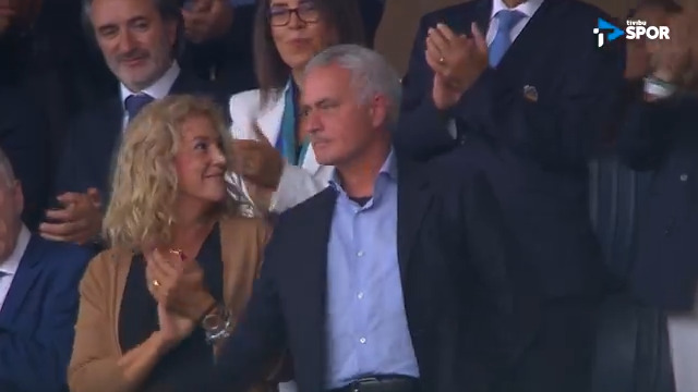 Porto taraftarı Jose Mourinho'yu alkışlarla karşıladı.