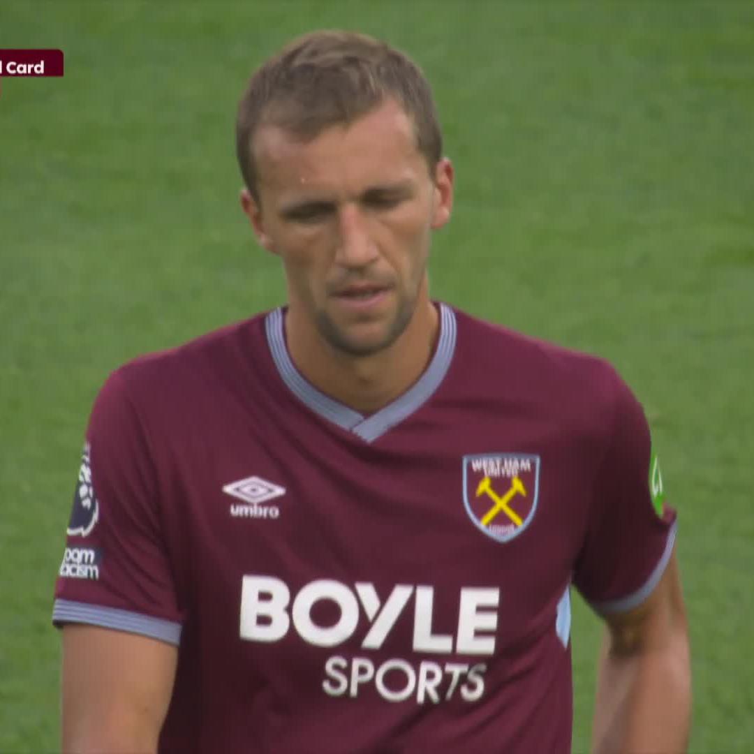 Červená karta pro Tomáše Součka! 🟥 Český reprezentant zamířil do sprch po nešetrném zákroku na Joaa Palhinhu. 👊 #WHUTOT