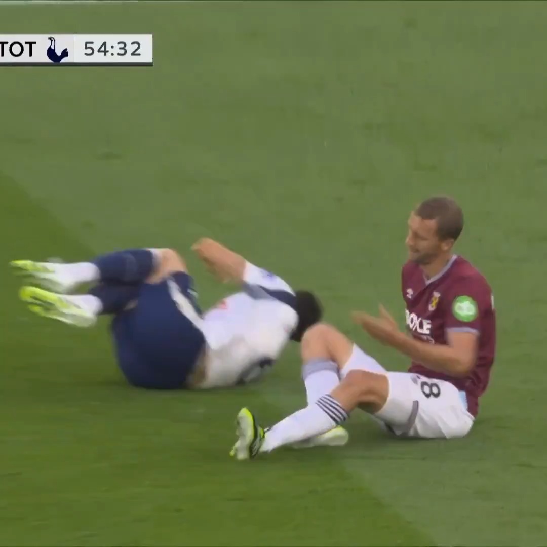 Tomas Soucek is SENT OFF and Spurs capitalize with a goal just seconds later. 😳