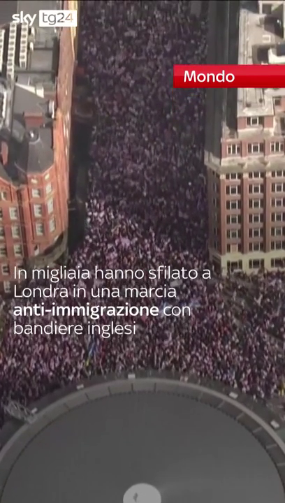 A #Londra decine di migliaia di persone hanno partecipato a una marcia anti-immigrazione che ha attraversato il centro fino a Westminster, mentre gruppi antirazzisti organizzavano una controprotesta con slogan contro fascismo e xenofobia. La manifestazione, convocata dall’attivista britannico Tommy Robinson, noto per le sue posizioni anti-immigrazione e anti-Islam, evidenzia come la questione migratoria sia ormai centrale nel dibattito politico del Regno Unito