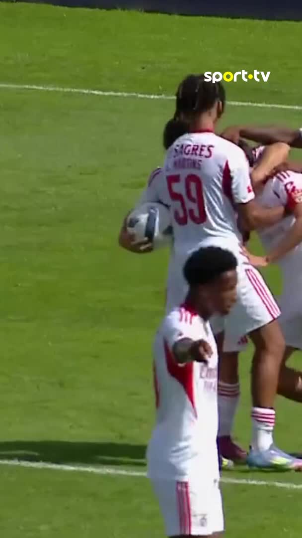 Nesta semana, faleceu a Avó de José Melro. O avançado decidiu ir a jogo na mesma pela equipa B do Benfica no jogo contra o Felgueiras. Ele foi capitão, marcou e não conseguiu conter as lágrimas dedicando o golo à avó. Força Melro! 🤍