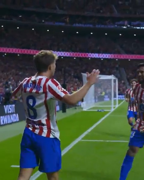 😃 La alegría va por 𝐁𝐀𝐑𝐑𝐈𝐎𝐒. ❤🤍 ¡El '8⃣' del Atlético de Madrid adelanta a los rojiblancos en el #AtletiVillarreal! #LALIGAEASPORTS | #LALIGAHighlights | #VUELVELALIGA