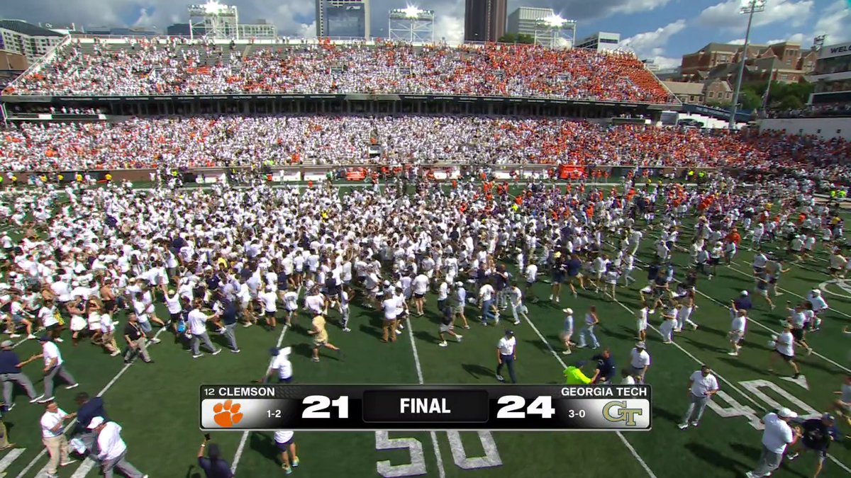 GEORGIA TECH HITS THE 55-YARD FIELD GOAL AS TIME EXPIRES TO SNAP ITS NINE-GAME LOSING STREAK VS. CLEMSON‼️