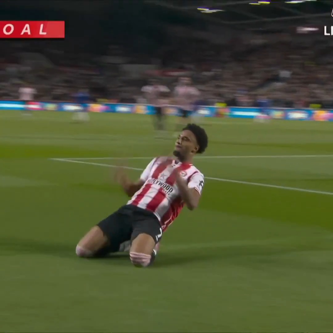 BRENTFORD LEAD CHELSEA. 🐝 Kevin Schade strikes on the counter after a brilliant pass by Jordan Henderson!