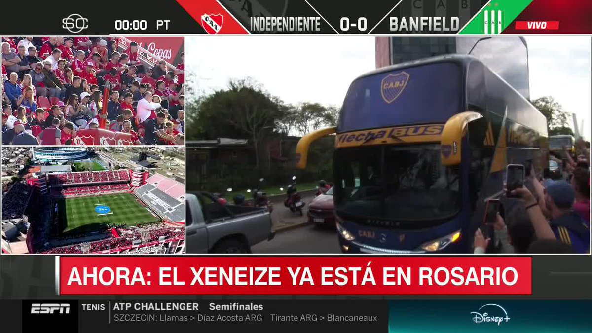 ✅#Boca ya LLEGÓ al hotel en Rosario y se desató la locura de los hinchas de #Boca que los estaban esperando.💙💛💙