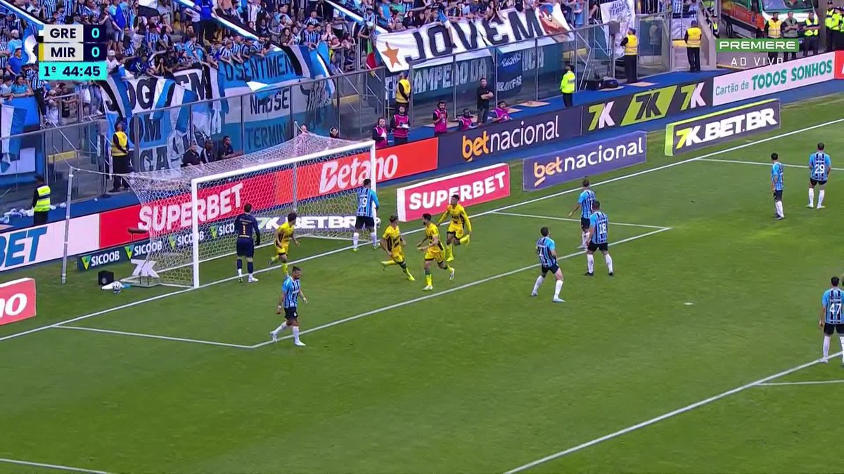Bandeirinha marcou impedimento no gol do Mirassol, mas o VAR checou e confirmou o gol. Mesma linha. Grêmio 0x1 Mirassol na Arena. 🎥 Premiere | ge
