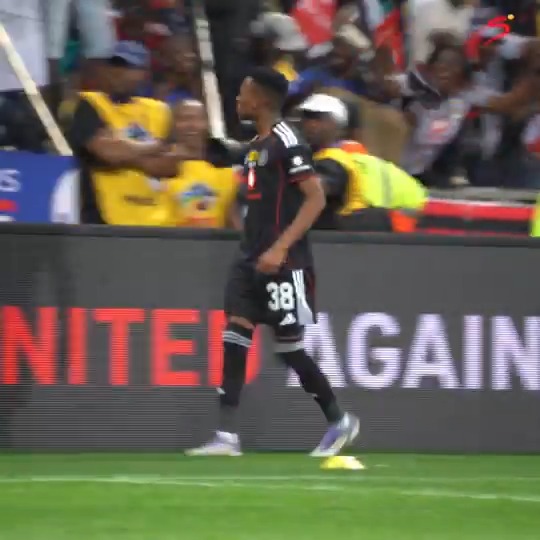 Mbombela is Rele Mofokeng's playground 🪄🪄 His no-look pass breaks the lines for Mabasa's goal 🎥 #SSDiski | #MTN8Final
