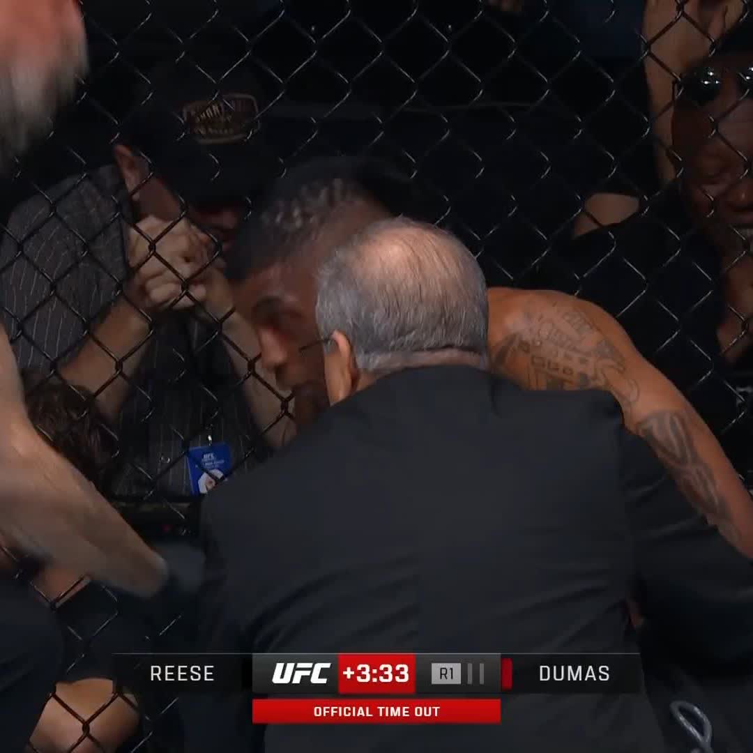 ❌ Pas la fin de combat que l'on espérait Le combat entre Zachary Reese et Sedriques Dumas se termine en No Contest à la suite d'un coup accidentel à l'entre-jambe. 📺 Regardez les prelims de la #NocheUFC EN DIRECT sur UFC Fight Pass