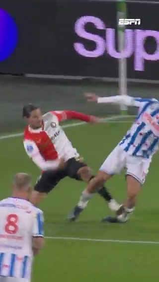 Anis Hadj Moussa wordt weggestuurd na ingreep van de VAR!🟥
