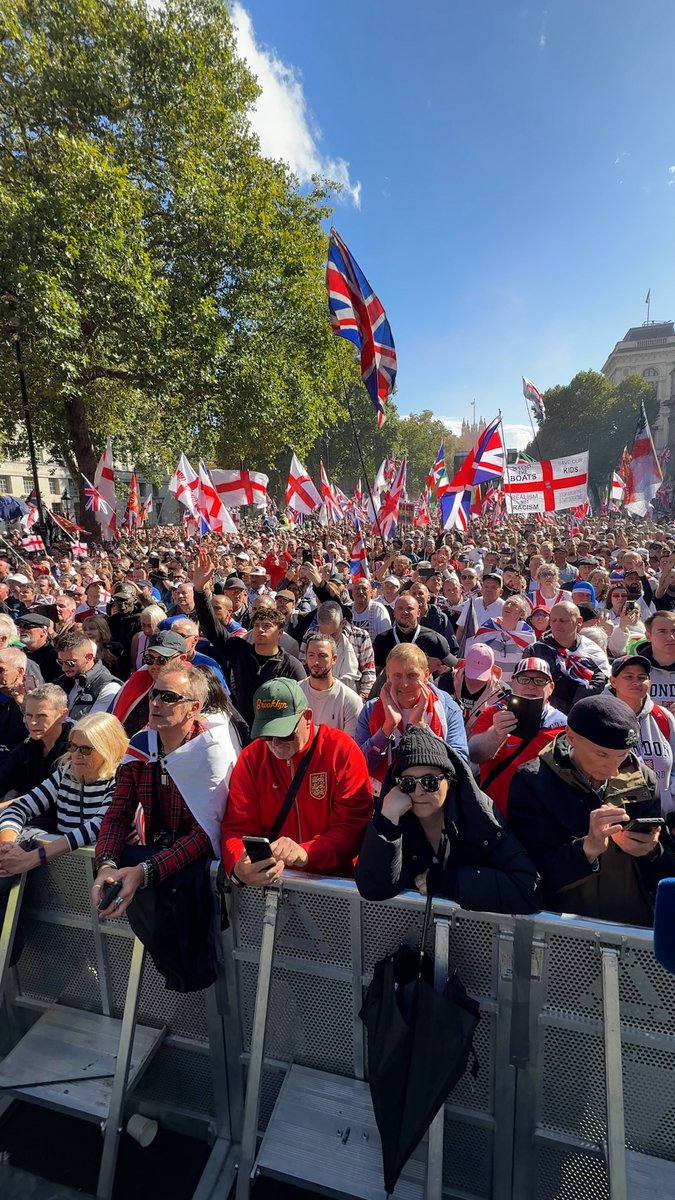 På plats i London! Jag måste säga att jag aldrig har sett en politisk figur mer populär än Tommy Robinson – han har verkligen det brittiska folket bakom sig.