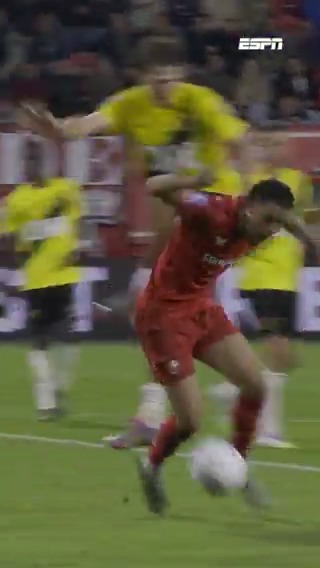 Penalty of een schwalbe? Alex Bos draait zijn beslissing niet terug nadat de VAR hem bij naar het scherm roept 🤨 #twenac