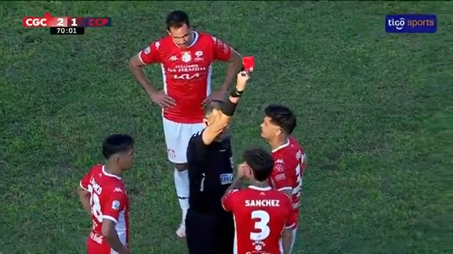 🟥¡DOBLE EXPULSIÓN! Clementino González y Ayrton Sánchez vieron la tarjeta roja en el conjunto local. 📺Tigo Sports ▶️Viví el ClausuraAPF2025 por