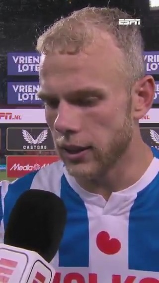 Luuk Brouwers snapt weinig van de rode kaart die sc Heerenveen kreeg. "Ja, dan sta je in De Kuip hè... en dan heb je net Feyenoord een rode kaart gegeven."