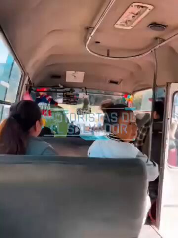 “PASTOR” AMENAZA A MOTORISTA DE MICROBÚS TRAS CHOCARLO ÉL MISMO Un incidente vial ocurrido esta mañana en la zona de Lourdes generó indignación entre los testigos. Según relatos, un automóvil impactó en la parte trasera de una coaster. Tras el choque, el conductor del carro se adelantó y bloqueó el paso de la unidad de transporte. En un video grabado en el lugar, se escucha al responsable del accidente, quien se identificó como pastor, lanzar amenazas contra el motorista afectado y su familia. En las imágenes también se perciben las expresiones de amedrentamiento del sujeto, pese a que fue él quien ocasionó el percance vial.
