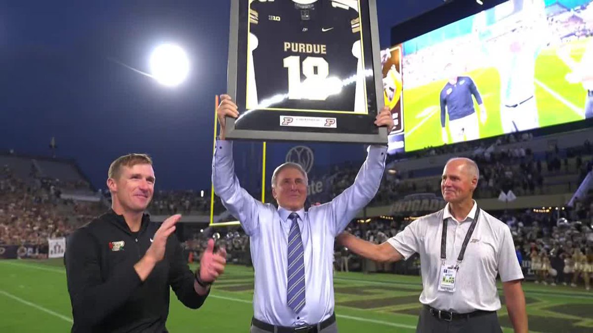 .Purdue Football honors Purdue alum and our very own Gary Danielson at halftime of USC-Purdue. What a moment 🥹