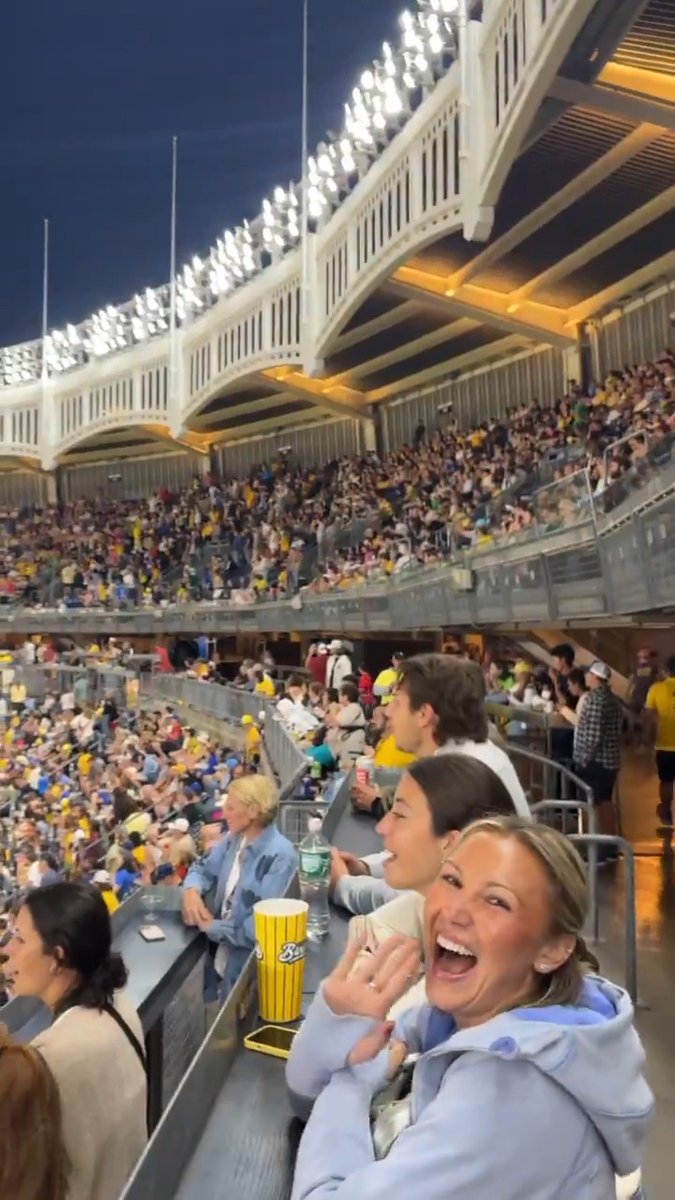 THE SAVANNAH BANANAS SOLD OUT YANKEE STADIUM TONIGHT 🤯 49,000+ fans in attendance for some Banana Ball 🔥🍌