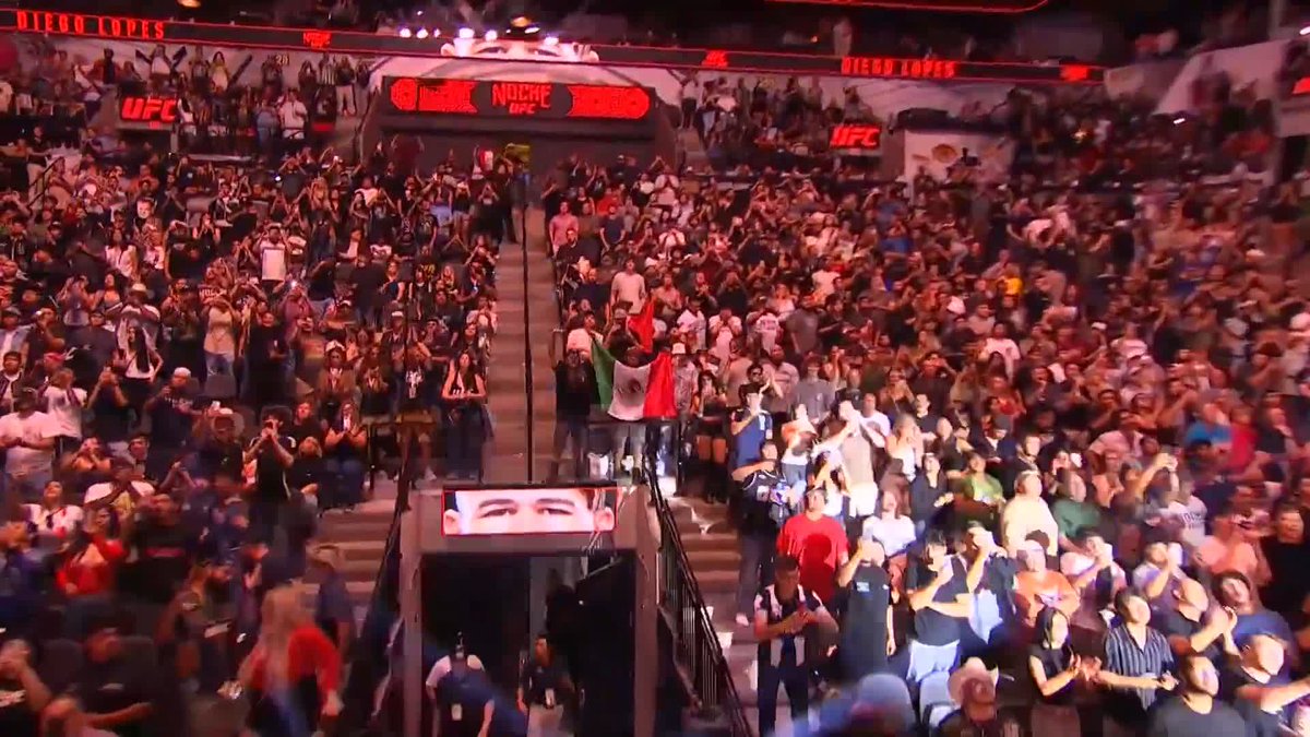 勝ち名乗りを受けるロペス！ #UFC