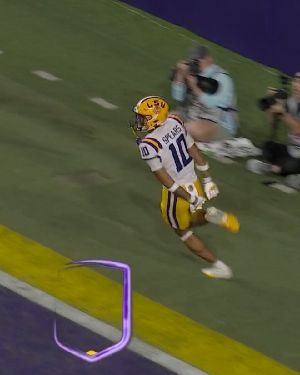 TIGERS WITH A PICK-SIX IN THE THIRD 😮 Things are heating up in Death Valley 🔥