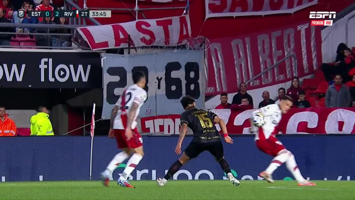 Sí. Claro penal de Bustos quien toca la pelota con el codo. Nuevamente el VAR favorece al equipo de Nuñez. Recordar que a Estudiantes le anularon un gol por la misma mano.