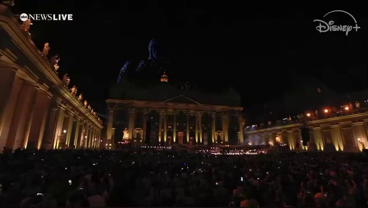 Nadie lo dice, pero hay momentos en los que la voz humana parece tocar lo divino. Andrea Bocelli cantando el Ave María en el Vaticano es uno de ellos. La prueba de que la música puede hacerte creer en lo imposible.