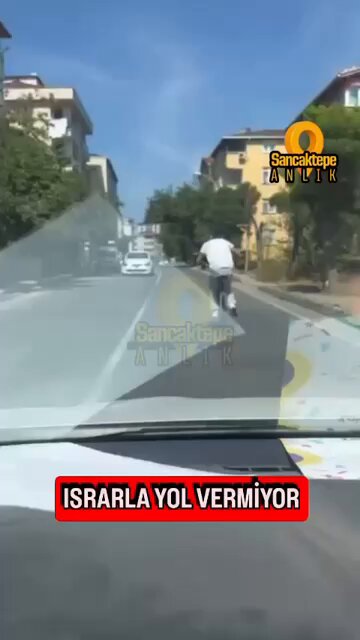 🗣️Bir kadın sürücünün paylaşımı: “Bak şahsı görüyor musunuz? Yol vermiyor, beni ez diyor!”