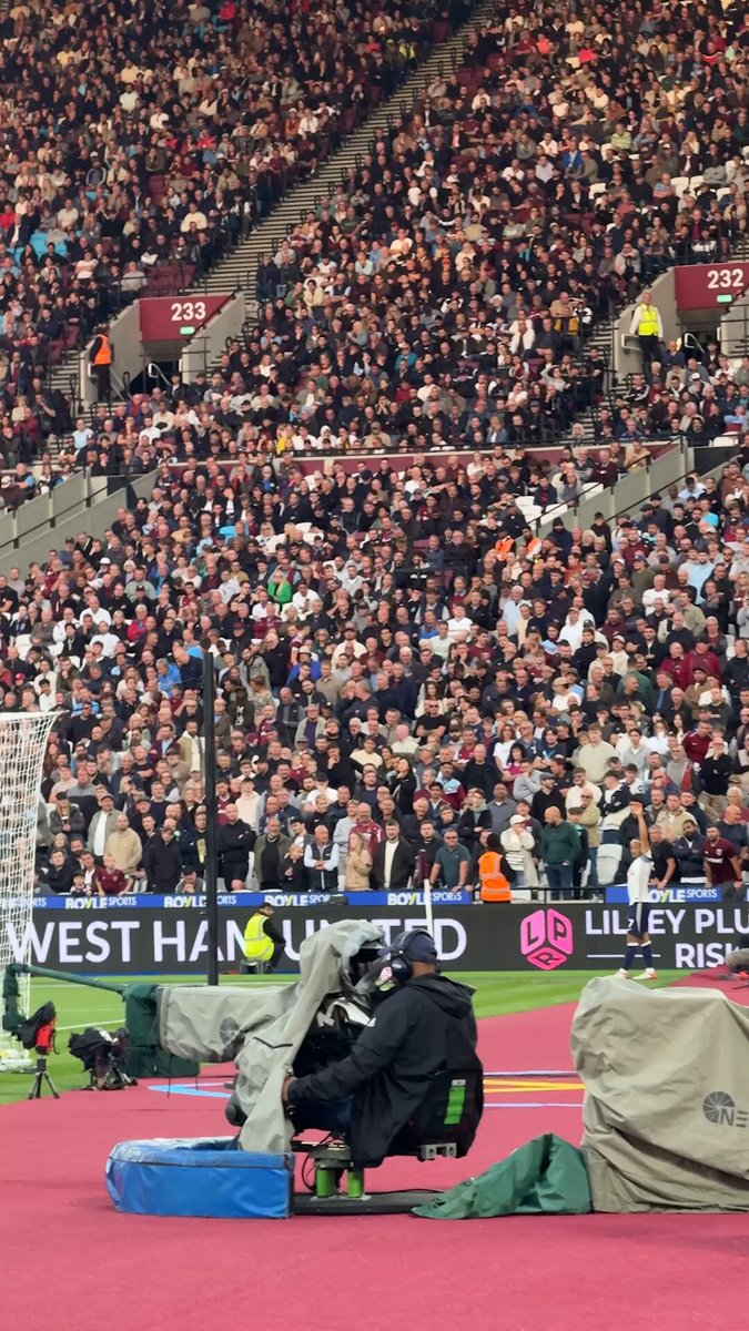 Pitchside scenes courtesy of Micky 🤝