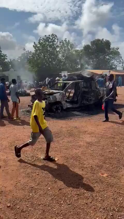 Protesters in Ghana’s Hameli attacked the immigration office and torched vehicles after Burkinabe security forces were allowed entry and a Ghanaian woman was detained.