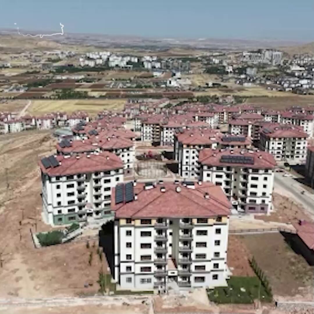 Deprem bölgesi Elazığ’da, rezerv alanı ilan edilen mahallelerde kalıcı konut çalışmaları hız kesmeden sürerken Güneykent Mahallesi’nde yapımına başlanan 608 konutta çalışmalar yüzde 90 tamamlandı.
