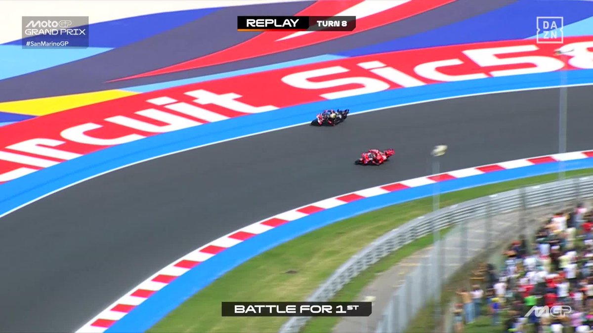 LA PRESIÓN DE TENER DETRÁS AL MEJOR PESA Y MUCHO 🫢👑 Si tienes detrás a Marc no puedes fallar… y Bezzecchi falló 👀 Marc Márquez es líder en Misano #SanMarinoGP 🇸🇲 #MotoGP 🏁