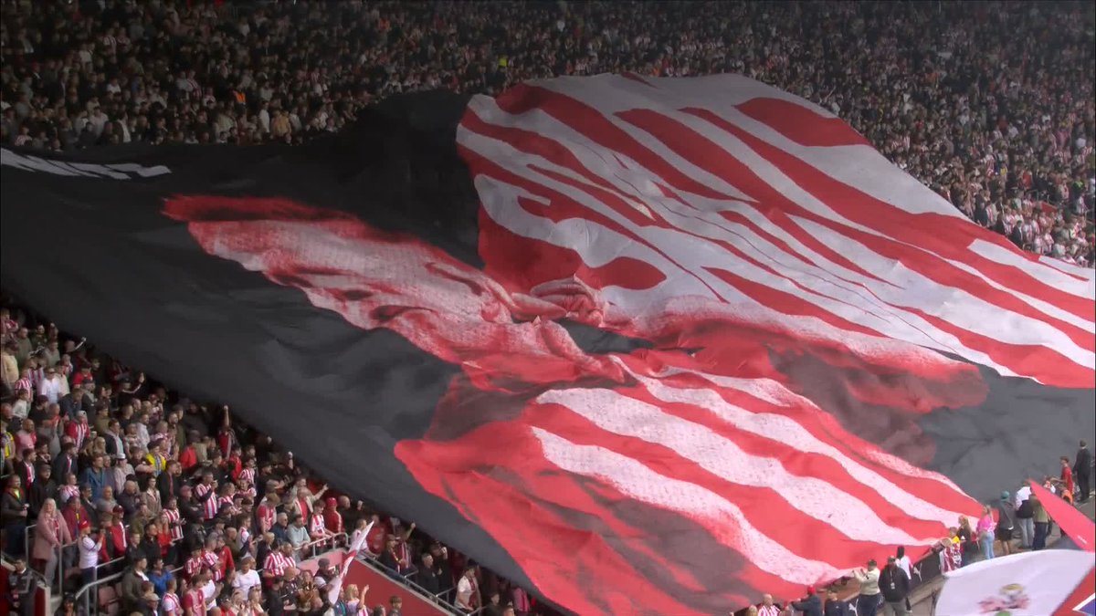 James Beattie overwhelmed seeing his tifo at St Mary’s ahead of Southampton vs. Portsmouth 🥺