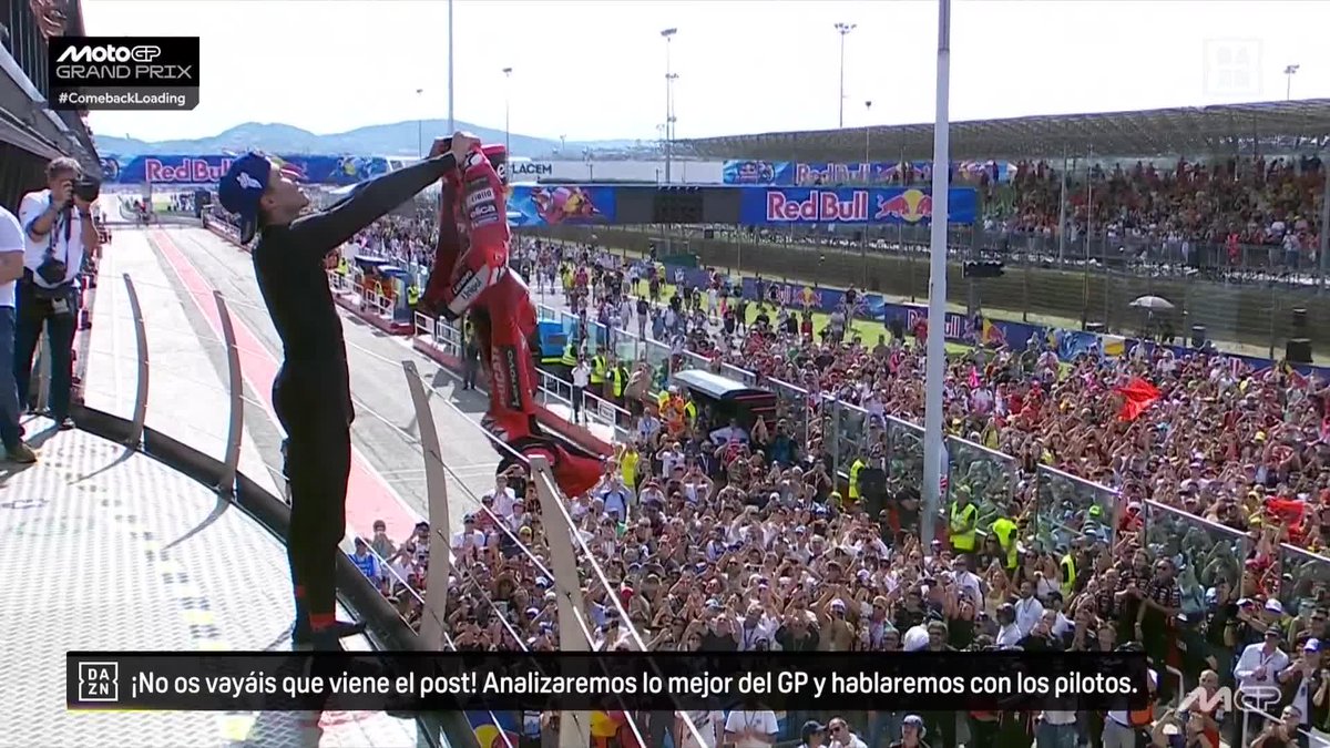 😱NONONONONO, DELANTE DE TODA ITALIA. Marc Márquez se quita el mono, enseña su número y dice quien manda en todos los territorios, delante de Valentino Rossi que me imagino que estará abajo. VAYA SANTA CABRA 🐐 #MotoGP #SanMarinoGP
