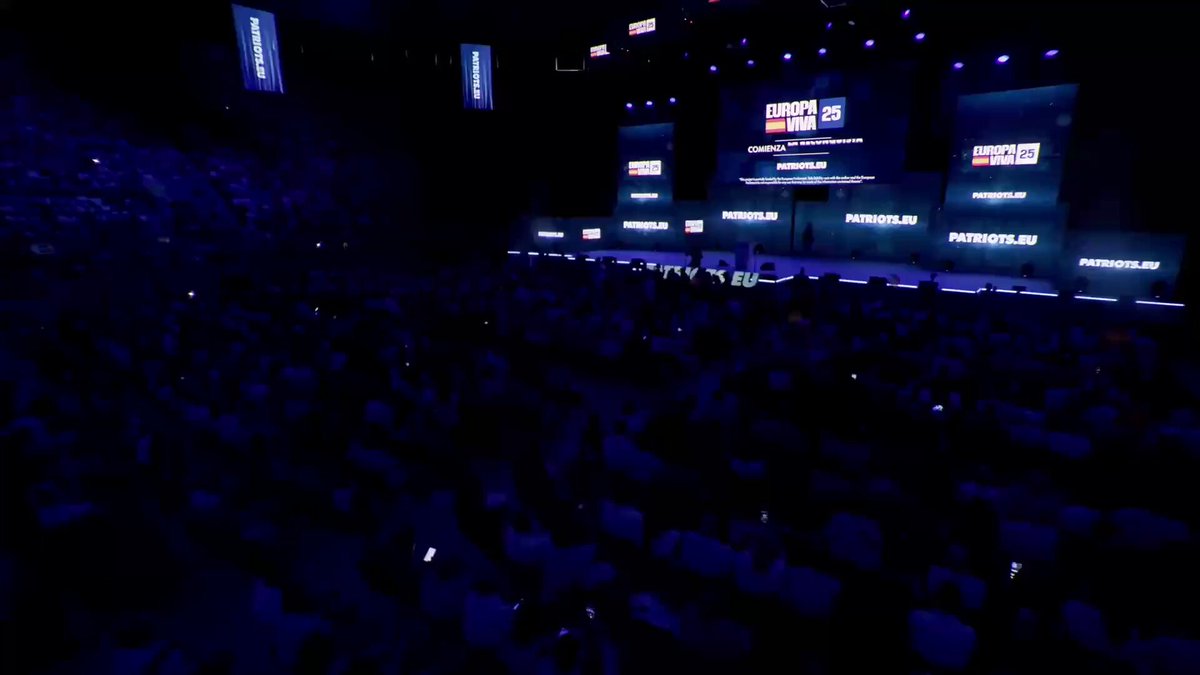 Y sonando la muerte no es el final en el súper homenaje a Charlie Kirk en Viva25. Chapeau por VOX.