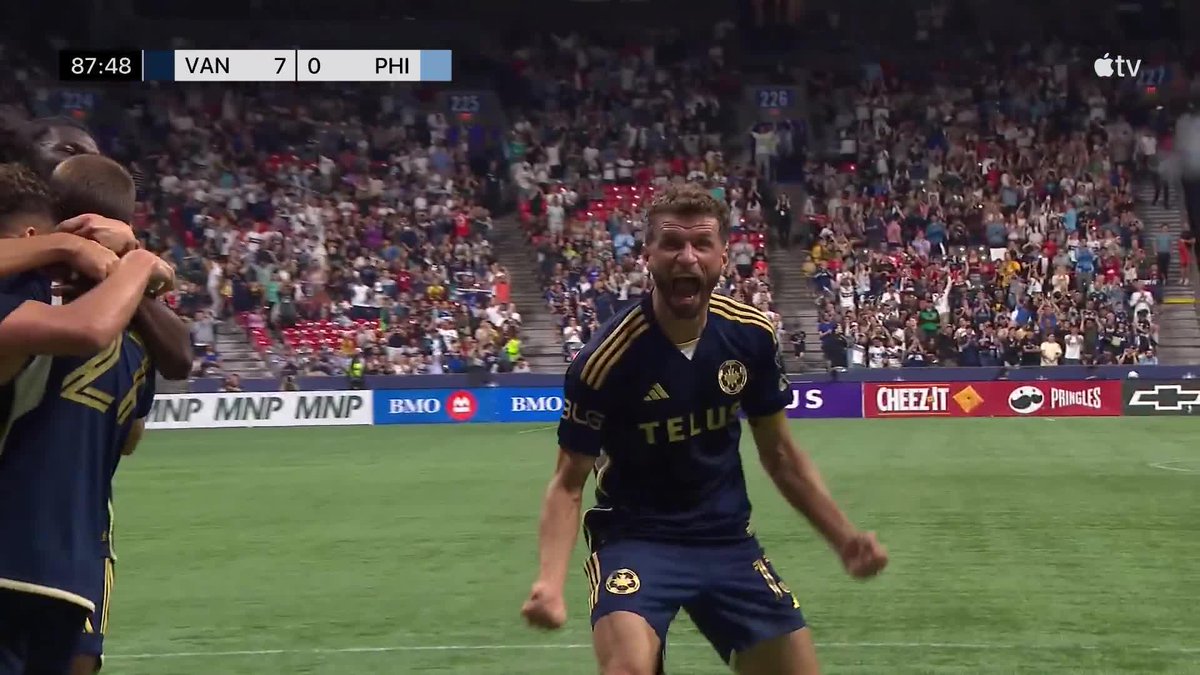 Thomas Müller, que llegó hace apenas UN MES a la MLS, cumplió ayer los 36 años y lo hizo jugando con la camiseta del Vancouver Whitecaps. ¿Cómo lo celebró? Con un HAT-TRICK, algo que no lograba desde ¡2018! Viejos son los trapos. 🇩🇪🚬
